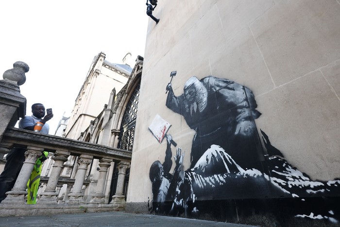 A new mural by anonymous artist Banksy on the Royal Courts of Justice in London, Britain, September 9, 2025. REUTERS/Toby Melville