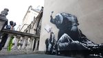 Mural Baru Banksy Hiasi Pengadilan Tinggi London, Soroti Penindasan Demonstran