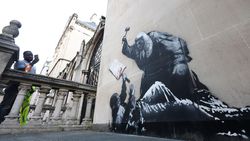 Mural Hakim Pukul Demonstran Karya Banksy Akan Dihapus!