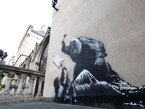A new mural by anonymous artist Banksy on the Royal Courts of Justice in London, Britain, September 9, 2025. REUTERS/Toby Melville