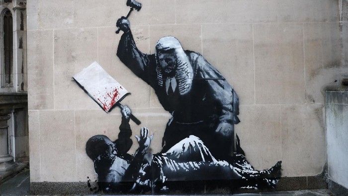A new mural by anonymous artist Banksy on the Royal Courts of Justice in London, Britain, September 9, 2025. REUTERS/Toby Melville