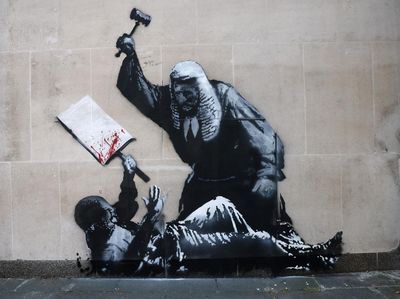Mural Hakim Pukul Demonstran Karya Banksy Akan Dihapus!