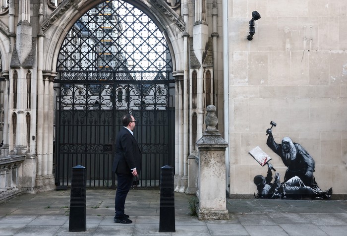 A new mural by anonymous artist Banksy on the Royal Courts of Justice in London, Britain, September 9, 2025. REUTERS/Toby Melville