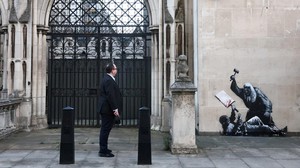 Di Inggris, 900 demonstran Pro-Palestina ditangkap aparat setelah melakukan unjuk rasa di London hingga buat Banksy kembali bersuara.  Foto: REUTERS/Toby Melville