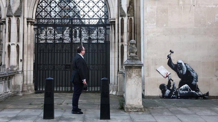 A new mural by anonymous artist Banksy on the Royal Courts of Justice in London, Britain, September 9, 2025. REUTERS/Toby Melville