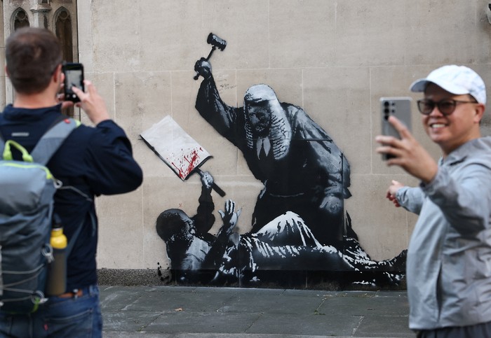 A new mural by anonymous artist Banksy on the Royal Courts of Justice in London, Britain, September 9, 2025. REUTERS/Toby Melville