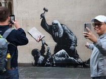 Mural Baru Banksy Hiasi Pengadilan Tinggi London, Soroti Penindasan Demonstran