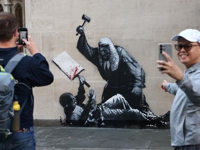 Mural Baru Banksy Hiasi Pengadilan Tinggi London, Soroti Penindasan Demonstran