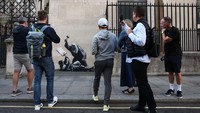 Meskipun Banksy tidak pernah mengomentari karya seninya, ia telah menciptakan karya-karya sebelumnya yang mendukung perjuangan Palestina, termasuk mural di tembok pemisah Tepi Barat, yang terkonsentrasi di sekitar Betlehem. Royal Courts of Justice London, yang menaungi Pengadilan Tinggi, merupakan bangunan terdaftar Kelas Satu, yang berarti memiliki tingkat signifikansi dan perlindungan historis tertinggi. REUTERS/Toby Melville