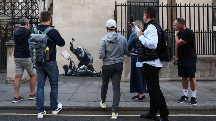 Mural Baru Banksy Hiasi Pengadilan Tinggi London, Soroti Penindasan Demonstran A new mural by anonymous artist Banksy on the Royal Courts of Justice in London, Britain, September 9, 2025. REUTERS/Toby Melville