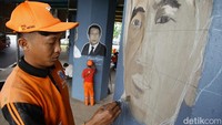 Petugas PPSU Kelurahan Bintaro melukis mural wajah para Gubernur DKI Jakarta di kolong flyover Bintaro, Jakarta Selatan, Selasa (9/9/2025).