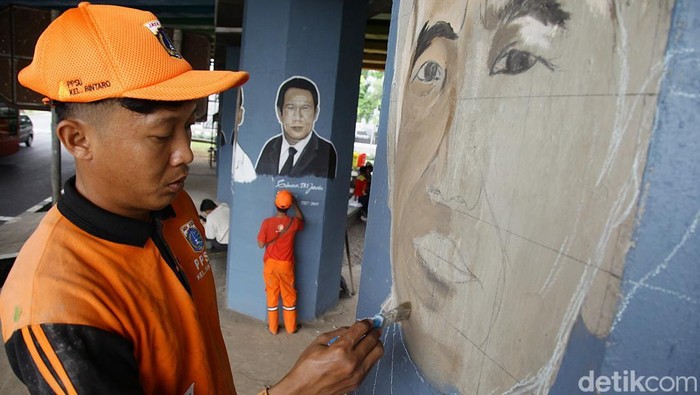 Petugas PPSU Kelurahan Bintaro melukis mural wajah para Gubernur DKI Jakarta di kolong flyover Bintaro, Jakarta Selatan, Selasa (9/9/2025).
