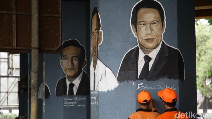 Petugas PPSU Kelurahan Bintaro melukis mural wajah para Gubernur DKI Jakarta di kolong flyover Bintaro, Jakarta Selatan, Selasa (9/9/2025).