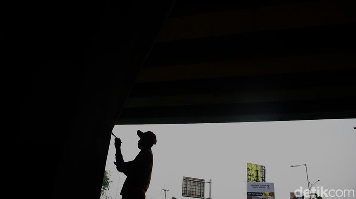 Petugas PPSU Kelurahan Bintaro melukis mural wajah para Gubernur DKI Jakarta di kolong flyover Bintaro, Jakarta Selatan, Selasa (9/9/2025).