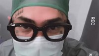 Onadio juga bersiap untuk ikut menemani istri di dalam ruang operasi. Foto: Instagram @onadioleonardo_official