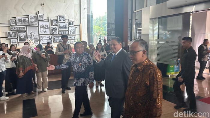 Menteri Koordinator Bidang Perekonomian, Airlangga Hartarto dan Ketua Komisi XI DPR RI Misbakhun menghadiri Sertijab Menteri Keuangan