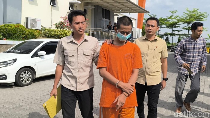 Pelaku pencabulan sesama jenis terhadap pemuda di Gresik saat digelandang polisi.