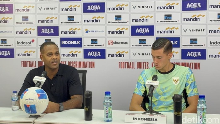 Pelatih Timnas Indonesia Patrick Kluivert Pelatih Timnas Indonesia Patrick Kluivert dan kapten tim Jay Idzes