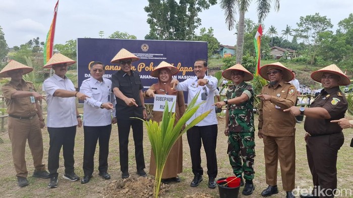 Penanaman kelapa di Rutan Kelas I Pekanbaru. (Raja Adil Siregar)
