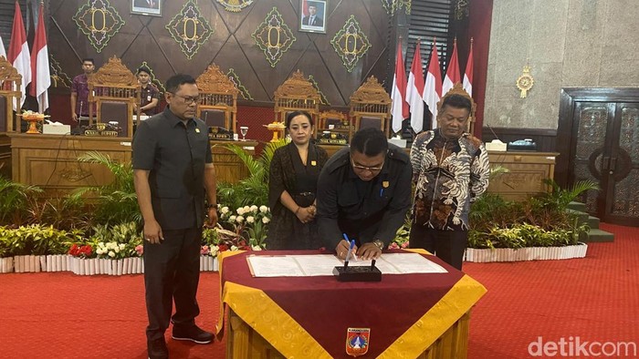 Penandatanganan nota kesepakatan saat rapat paripurna tentang KUA-PPAS tahun anggaran 2026 yang berlangsung di ruang rapat Paripurna DPRD, Selasa (9/9/2025) (Wayan Selamat Juniasa)