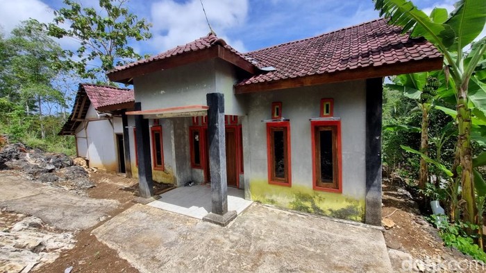 Penampakan rumah di Pejaten, Giriwungu, Panggang, Gunungkidul, yang jadi lokasi persembunyian sopir bank pencuri uang Rp 10 miliar di Solo, saat dilihat Selasa (9/9/2025).