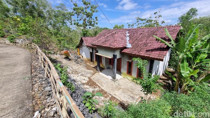 Penampakan rumah di Pejaten, Giriwungu, Panggang, Gunungkidul, yang jadi lokasi persembunyian sopir bank pencuri uang Rp 10 miliar di Solo, saat dilihat Selasa (9/9/2025).