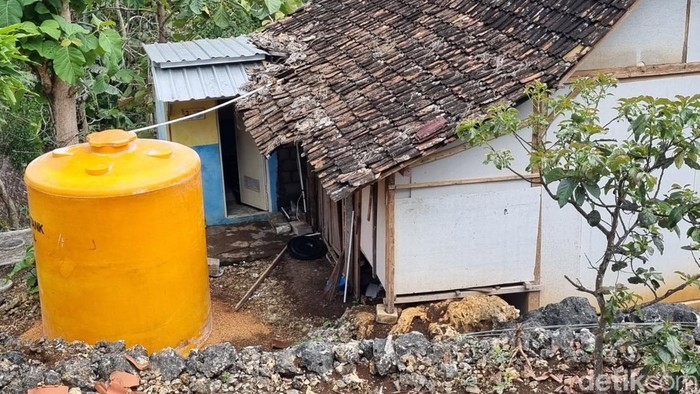 Penampakan rumah di Pejaten, Giriwungu, Panggang, Gunungkidul, yang jadi lokasi persembunyian sopir bank pencuri uang Rp 10 miliar di Solo, saat dilihat Selasa (9/9/2025).