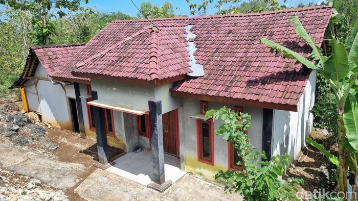Penampakan rumah di Pejaten, Giriwungu, Panggang, Gunungkidul, yang jadi lokasi persembunyian sopir bank pencuri uang Rp 10 miliar di Solo, saat dilihat Selasa (9/9/2025).