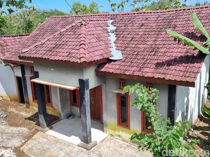Pencurian di Solo Penampakan rumah di Pejaten, Giriwungu, Panggang, Gunungkidul, yang jadi lokasi persembunyian sopir bank pencuri uang Rp 10 miliar di Solo, saat dilihat Selasa (9/9/2025).