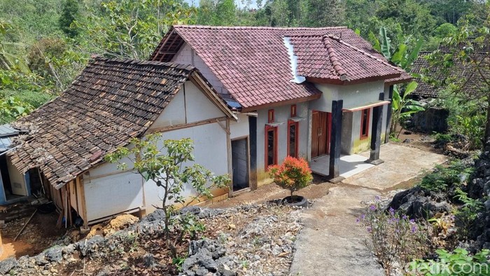 Penampakan rumah di Pejaten, Giriwungu, Panggang, Gunungkidul, yang jadi lokasi persembunyian sopir bank pencuri uang Rp 10 miliar di Solo, saat dilihat Selasa (9/9/2025).