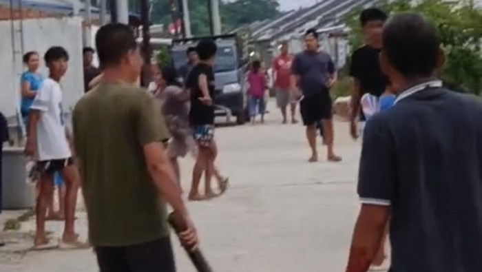 Ayah dan anak di Palembang dikeroyok sejumlah pemuda yang tak terima saat ditegur main layangan