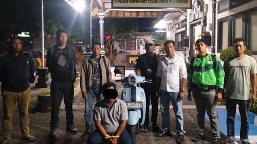 Penyerahan barang bukti serta pelaku pencurian sepeda motor ke Polsek Denpasar Selatan Polresta Denpasar di Mapolsek Gilimanuk, Selasa dini hari (9/9/2025).