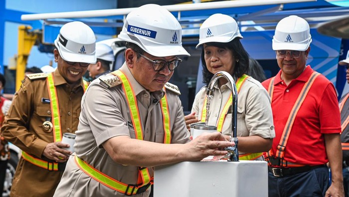 Gubernur DKI Jakarta Pramono Anung (kedua kiri) bersama Gubernur Banten Andra Soni (kiri), Wakil Menteri Pekerjaan Umum Diana Kusumastuti (kedua kanan), dan Direktur Utama PAM JAYA Arief Nasrudin (kanan) mengambil air minum yang telah diolah di Instalasi Pengolahan Air (IPA) Pesanggrahan di Lebak Bulus, Jakarta, Selasa (9/9/2025). IPA Pesanggrahan mampu menambah suplai air minum sebesar 750 liter per detik dengan sebanyak 75 ribu sambungan baru di 10 kelurahan di tiga kecamatan Jakarta, serta mendukung kebutuhan air di Tangerang Selatan. ANTARA FOTO/Sulthony Hasanuddin/nz
