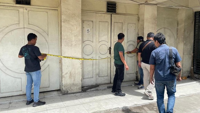 Petugas kepolisian saat menggerebek lokasi judi di Karo. (Foto: dok. Polda Sumut).