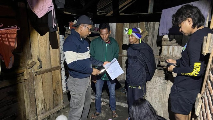 Petugas Sat Resnarkoba Porles Dompu saat menggeledah IRT inisial NA do rumah nya di Desa Riwo, Kecamatan Woja, Dompu, NTB, Senin (8/9/2025) malam.