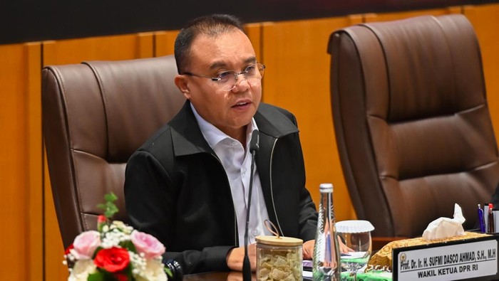Wakil Ketua DPR Sufmi Dasco Ahmad memberikan paparan saat audiensi dengan serikat pekerja angkutan Indonesia di Kompleks Parlemen, Senayan, Jakarta, Selasa (9/9/2025). Audiensi yang diikuti oleh sembilan serikat pekerja transportasi tersebut bertujuan untuk meminta agar pimpinan DPR menyampaikan langsung aspirasi terkait pelindungan pekerja transportasi online atau pekerja platform kepada Presiden Prabowo Subianto. ANTARA FOTO/Rivan Awal Lingga/foc.