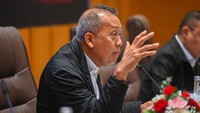 Wakil Ketua DPR Saan Mustopa memberikan paparan saat audiensi dengan serikat pekerja angkutan Indonesia di Kompleks Parlemen, Senayan, Jakarta. Foto: ANTARA FOTO/Rivan Awal Lingga