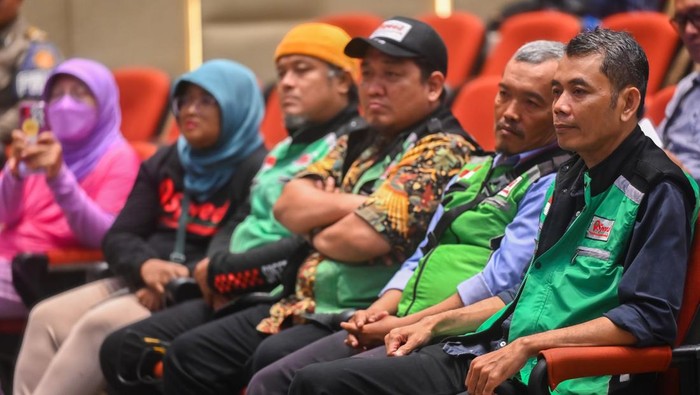 Sejumlah anggota serikat pekerja angkutan Indonesia mengikuti audiensi dengan pimpinan DPR di Kompleks Parlemen, Senayan, Jakarta, Selasa (9/9/2025). Audiensi yang diikuti oleh sembilan serikat pekerja transportasi tersebut bertujuan untuk meminta agar pimpinan DPR menyampaikan langsung aspirasi terkait pelindungan pekerja transportasi online atau pekerja platform kepada Presiden Prabowo Subianto. ANTARA FOTO/Rivan Awal Lingga/foc.
