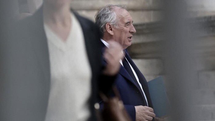 Frances Prime Minister Francois Bayrou leaves the National Assembly after the result of a confidence vote over the governments austerity budget, at the National Assembly in Paris on September 8, 2025. Frances parliament ousted Prime Minister Francois Bayrou on September 8, 2025 after just nine months in office. (Photo by STEPHANE DE SAKUTIN / AFP)