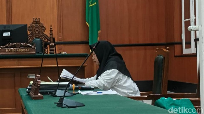 Eks Kepala Biro Pengadaan Barang dan Jasa, Sari Pudjiastuti, saat menjalani sidang kasus korupsi Jalan Sabbang-Tallang di PN Makassar, Selasa (9/9/2025).