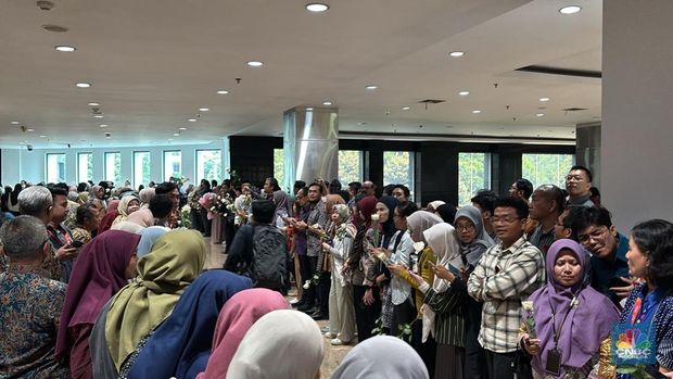 PNS Kemenkeu bersiap menyambut Mantan Menteri Keuangan usai acara Serah Terima Jabatan di Kementerian Kuangan, Jakarta, Selasa (9/9/2025). (CNBC Indonesia/Zahwa Madjid)
