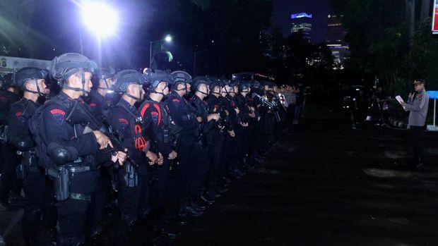 Polda Metro Jaya kembali menggelar patroli skala besar malam ini. Ratusan personel gabungan diturunkan untuk memastikan keamanan Jakarta. (dok Ist)