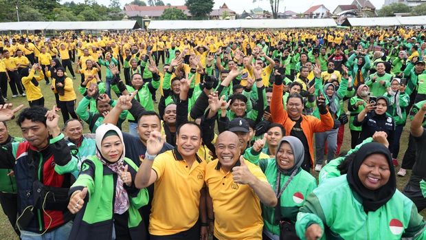 Polda Riau menggelar olahraga hingga makan bareng komunitas ojol di Kota Pekanbaru.