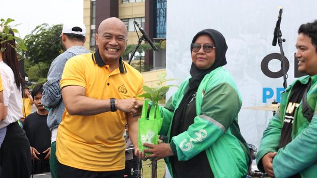 Polda Riau menggelar olahraga hingga makan bareng komunitas ojol di Kota Pekanbaru.
