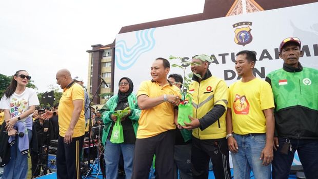 Polda Riau menggelar olahraga hingga makan bareng komunitas ojol di Kota Pekanbaru.