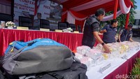 Kapolrestabes Surabaya Kombes Luthfie Sulistiawan mengatakan para tersangka mengaku baru pertama kali menjadi kurir. AR dan HD dijanjikan upah Rp 30-100 juta, sementara SH dan DS diberi biaya operasional Rp 186 juta serta iming-iming pelunasan hutang.