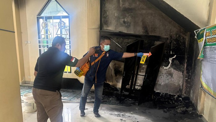 Polisi olah TKP masjid nyaris dibakar OTK berkerudung di Makassar.