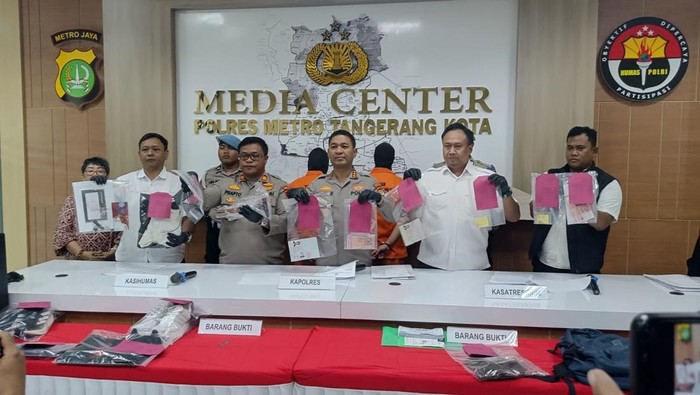 Polres Metro Tangerang Kota menangkap 2 WN China pembobol Rp 4,5 miliar di rumah warga.