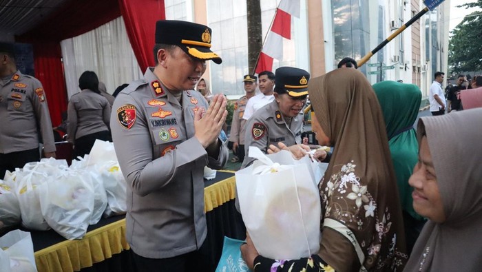 Polres Tangerang Selatan membagikan 550 paket sembako untuk driver ojol hingga ibu rumah tangga. Bantuan diberikan sebagai kepedulian Polri ke masyarakat. (dok Ist)