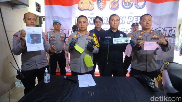 Polresta Bogor Kota menangkap dua maling motor dan satu penadah yang sering beraksi di Kota dan Kabupaten Bogor. (M Sholihin/detikcom)